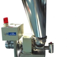 物料的堆積比重有變化或者喂料精度對(duì)最終產(chǎn)品質(zhì)量非常重要的情況下需要選用失重式喂料機(jī)，失重式喂料機(jī)分批次式和連續(xù)式兩種，通常用于連續(xù)性生產(chǎn)過(guò)程中，如需要精密控制多組份配料比率的擠出生產(chǎn)。